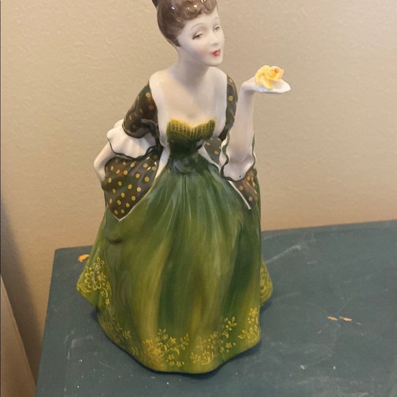 Royal Doulton Fleur Vintage Lady Figurine in Green Dress - Picture 1 of 5